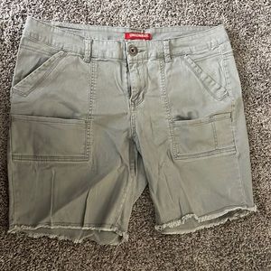 Women Grey raffle shorts with pockets size 17